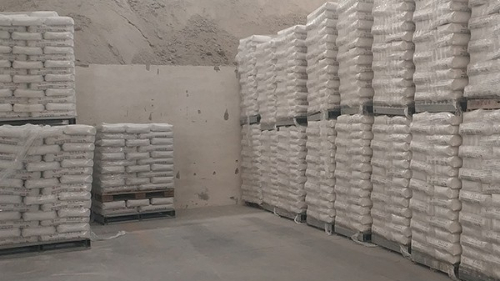AG庄闲认为轻质抹灰石膏粉加入颜料后可做外墙的涂料灌入